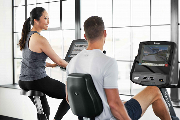 VF22_LIFESTYLE_ES female-male upright-recumbent_back-angle close_lores
