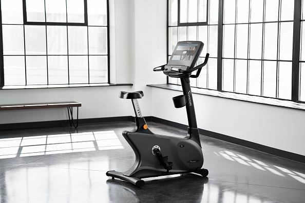 VF22_LIFESTYLE_ES upright_side-angle_lores