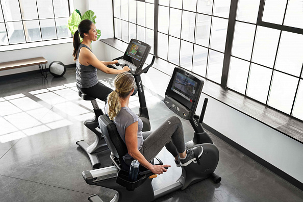 VF22_LIFESTYLE_ES females upright recumbent_hi-angle_lores