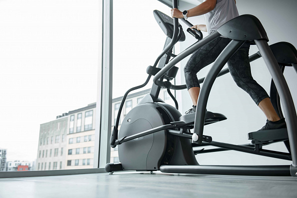 VF23_LIFESTYLE_LC female legs_elliptical_lo-angle back close_lores
