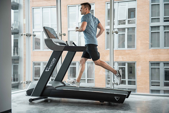 VF23_LIFESTYLE_LC male running_treadmill_3QTR profile close_lores