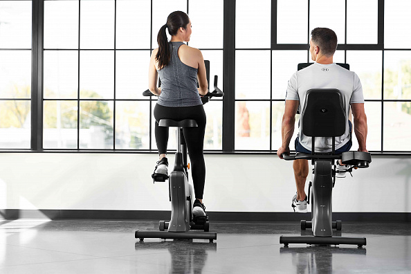 VF22_LIFESTYLE_ES female-male upright recumbent_face-on_lores